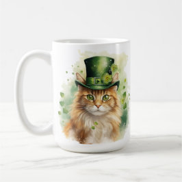 NIEDLICHE FLUFFY-KATZE, DIE FÜR STARTPATRICKS TAG  KAFFEETASSE