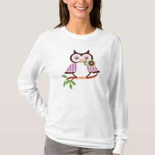 Niedliche Frühlingseule, die eine Blume in ihrem S T-Shirt
