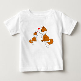 Niedliche Füchse mit Herz, handgezeichnet Baby T-shirt
