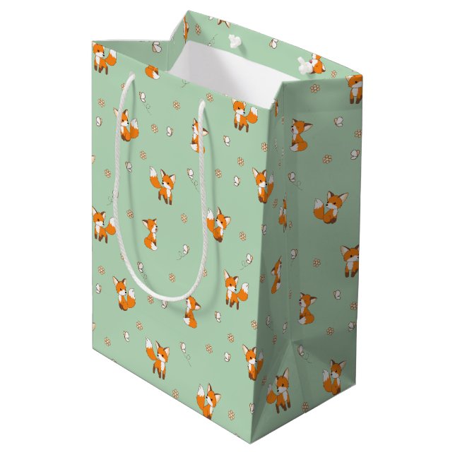 Niedliche Füchse Muster auf Grün Mittlere Geschenktüte (Rückseite Schrägansicht)
