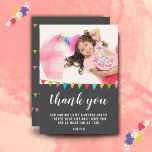Niedliche Fun Bunting Flag Kid BIrthday Foto Dankeskarte<br><div class="desc">Niedliche bunting Fahne Geburtstag Foto Dankeschön Karte für Ihre Mädchen oder Jungen Geburtstagsparty. Danke, dass Ihr Gast zu Ihrer Geburtstagsparty gekommen ist! Das Design hat eine bunte Geburtstagsparty mit Fahnen in Grün, Blau und Rot auf dunkelgrauem Hintergrund und einem Foto - stecken Sie das Foto Ihres Kindes in die Vorlage....</div>