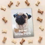 Niedliche Funny Paw Hum Mops Dog Pet Holiday Fotok Feiertagskarte<br><div class="desc">Diese niedliche, lustige Urlaubsfotokarte enthält einen Gruß, der "Paw Hum Mops" in Weiß über einem vollen vertikalen Foto sagt. Dies ist das perfekte Design für einen Mops-Besitzer! Der Backer zeichnet sich durch ein einfaches rotes und weißes diagonales Stripmuster aus. Um dieses Design weiter anzupassen, können Sie ein weiteres Foto oder...</div>