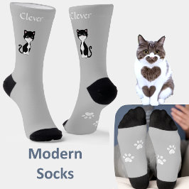 Niedliche Funny Tuxedo Cat & Paws on Light Grau Socken