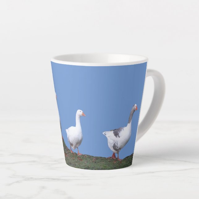 Niedliche Gänskruste. Blue Latte Tasse (Rechte Ecke)