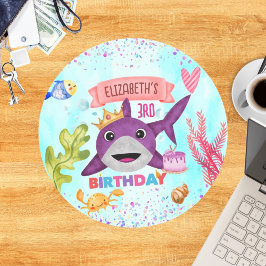 Niedliche Geburtstagsparty für Haie Runder Aufkleber