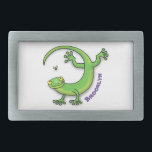 Niedliche Geckogrün-Grüße mit Bug-Cartoon Rechteckige Gürtelschnalle<br><div class="desc">Gecko Grüße! Dieses fröhliche Eidechsendesign zeichnet sich durch ein niedliches grünes Reptil mit einem Bug aus. Viel Spaß!</div>
