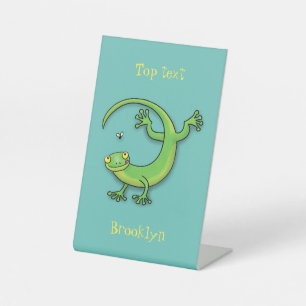 Niedliche Geckogrün-Grüße mit Bug-Cartoon Sockelschild