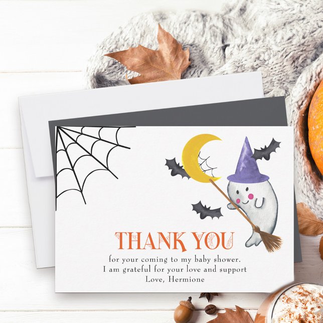 Niedliche Geister und Webnetze Halloween Dankeskarte (Halloween thank you card with cute witchy ghost on a broomstick and cobweb lettering)