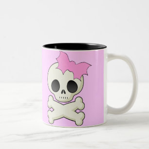 Niedliche gekreuzte Knochen des Schädel-n mit Zweifarbige Tasse
