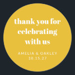 Niedliche gelbe Paare Dusche Danke Runder Aufkleber<br><div class="desc">Mit diesen lebhaften, gelben "Danke"-Aufklebern mit fett formatierter Typografie und anpassbarem Text bedanken Sie sich stilvoll. Diese Aufkleber eignen sich hervorragend zum Abdichten von Geschenktüten, zur Personalisierung von Geschenkboxen oder zur Ergänzung der Veranstaltungsdekoration mit einer fröhlichen Touch. Mit ihrem modernen Design und ihrer hellen Farbe sind sie eine nachdenkliche und...</div>