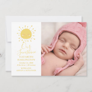 Niedliche gelbe Sonne. Neue Geburt für das Baby. S Ankündigung