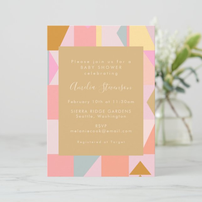 Niedliche geometrische Pastel Pink Gold Babydusche Einladung (Stehend Vorderseite)