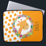 Niedliche Giraffe mit einem Blumenkranz Personalis Laptopschutzhülle<br><div class="desc">Ein personalisierter Laptop-Ärmel mit einer Illustration eines niedlich lächelnden Giraffengesichts,  umgeben von einem Kranz tropischer Aquarellfarben-Blume. Farbenfroh und niedlich. Hintergrund ist ein Muster mit orangefarbenen,  weißlichen Flecken auf der links Seite und einer kräftigen orangefarbenen Farbe auf der rechten Seite.</div>