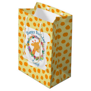 Niedliche Giraffe mit einem Blumenkranz zum Geburt Mittlere Geschenktüte