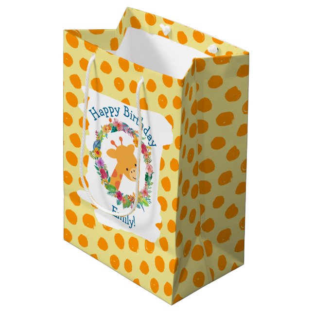 Niedliche Giraffe mit einem Blumenkranz zum Geburt Mittlere Geschenktüte (Vorderseite Schrägansicht)