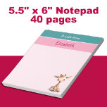 Niedliche Giraffen individuelle Name Rosa Kinder Notizblock<br><div class="desc">Dieses hübsche 5, 5" x 6" Notizblock eignet sich perfekt für Kinder, die Liebe haben, ihren Stempel aufzudrücken! Mit 40 Seiten verfügt es über ein super niedliches Giraffendesign neben der Phrase "A Note From", bereit mit dem Namen Ihres Kindes personalisiert zu sein. Egal, ob sie Erinnerungen aufreißen, doodlen oder süße...</div>