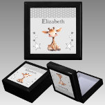 Niedliche Giraffenstars geben den Namen Graue Sake Erinnerungskiste<br><div class="desc">Halten Sie die Geschenkboxen für Kinder. Personalisieren mit einem Namen. Mit einer niedlichen Giraffe,  Polka Punkten und Sternen in den Farben grau und weiß.</div>