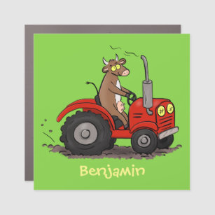 Niedliche glückliche Kuh, die einen roten Traktor- Auto Magnet