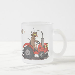 Niedliche glückliche Kuh, die einen roten Traktor- Mattglastasse