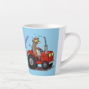 Niedliche glückliche Kuh, die einen roten Traktor- Milchtasse