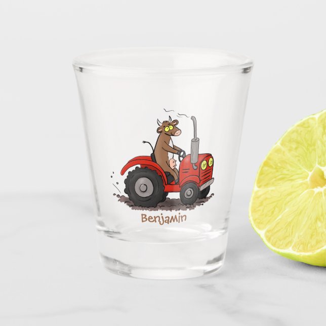 Niedliche glückliche Kuh, die einen roten Traktor- Schnapsglas (Vorderseite)