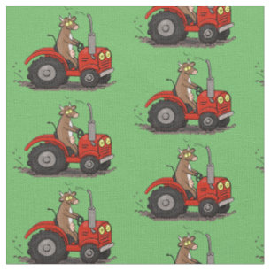 Niedliche glückliche Kuh, die einen roten Traktor- Stoff