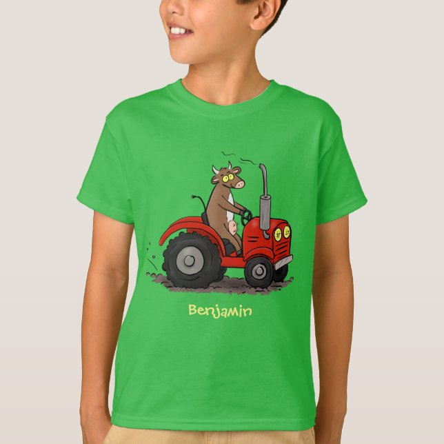 Niedliche glückliche Kuh, die einen roten Traktor- T-Shirt (Vorderseite)