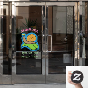Niedliche, glückliche Schnecke auf einer Cartoon-I Fensteraufkleber