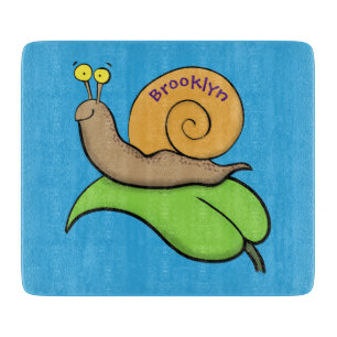Niedliche, glückliche Schnecke auf einer Cartoon-I Schneidebrett