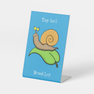 Niedliche, glückliche Schnecke auf einer Cartoon-I Sockelschild