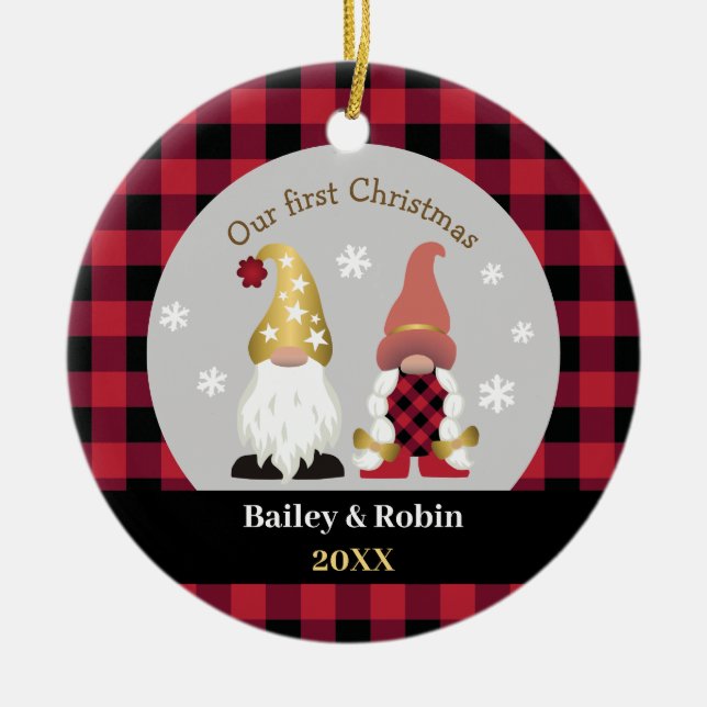 Niedliche Gnome Unser erstes Weihnachtsbüffel Kari Keramik Ornament (Vorne)