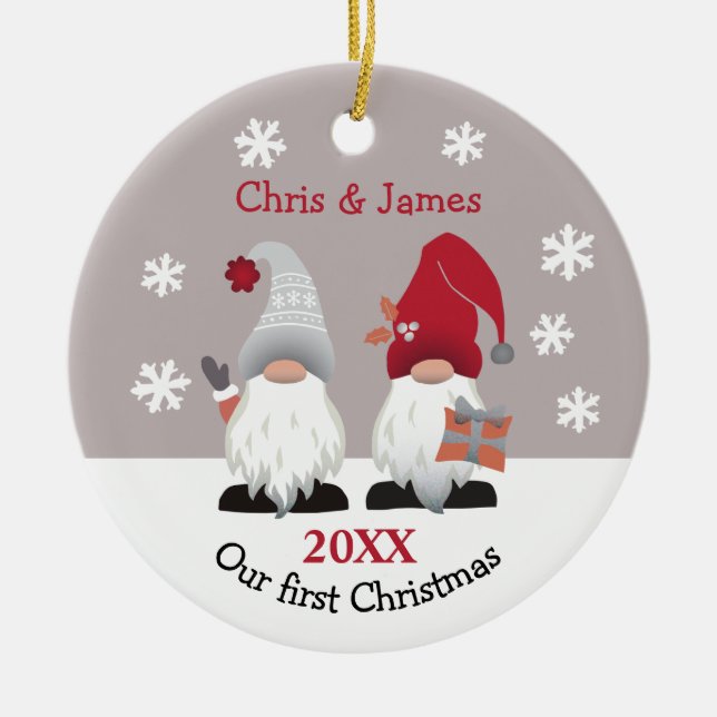 Niedliche Gnomen Unser erstes Weihnachts-Rosa Grau Keramik Ornament (Vorne)