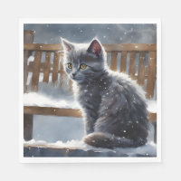 Niedliche graue Katze auf einer Schneedecke