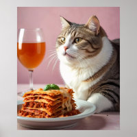 Niedliche graue Katze mit Lasagna und Weinglas