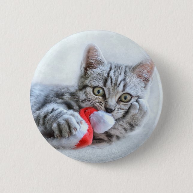 Niedliche graue Tabby Cat mit Weihnachtsmütze Weih Button (Vorderseite)