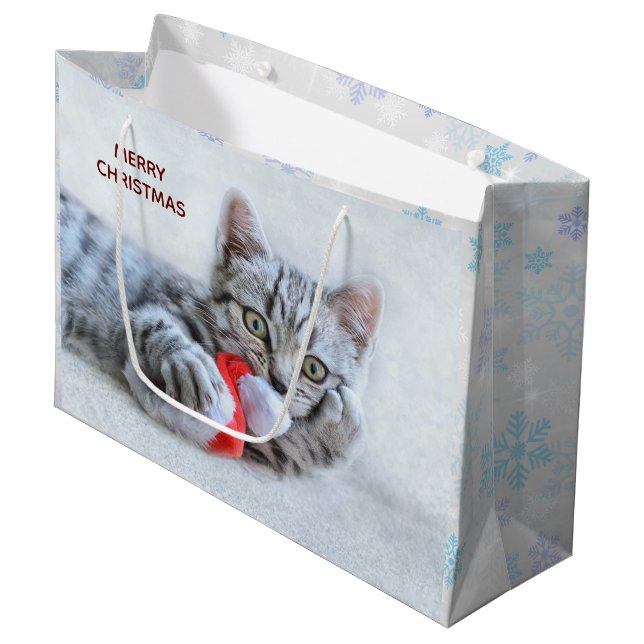 Niedliche graue Tabby Cat mit Weihnachtsmütze Weih Große Geschenktüte (Vorderseite Schrägansicht)