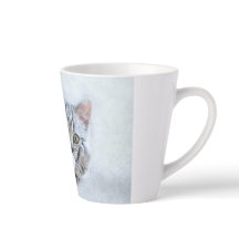 Niedliche graue Tabby Cat mit Weihnachtsmütze Weih