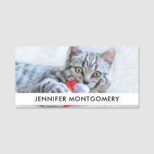 Niedliche graue Tabby Cat mit Weihnachtsmütze Weih Namensschild