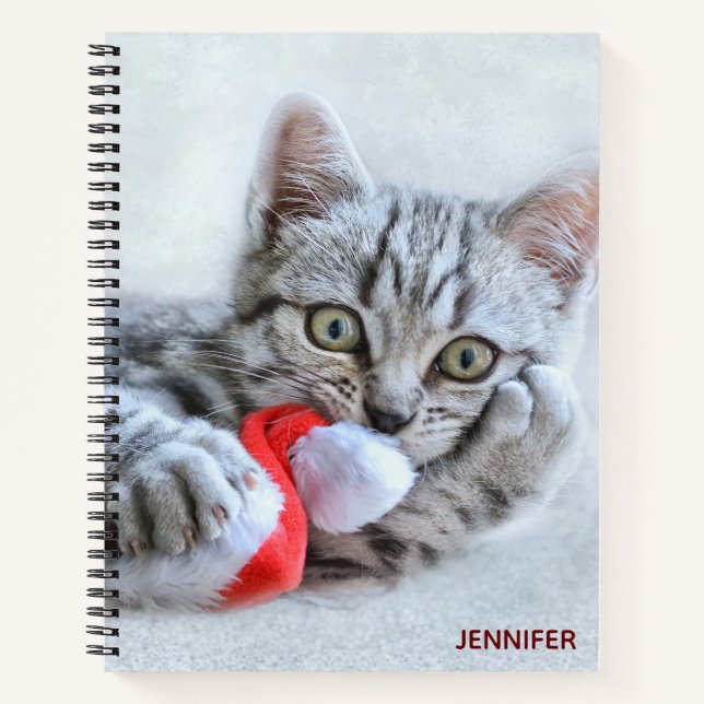 Niedliche graue Tabby Cat mit Weihnachtsmütze Weih Notizbuch (Vorderseite)