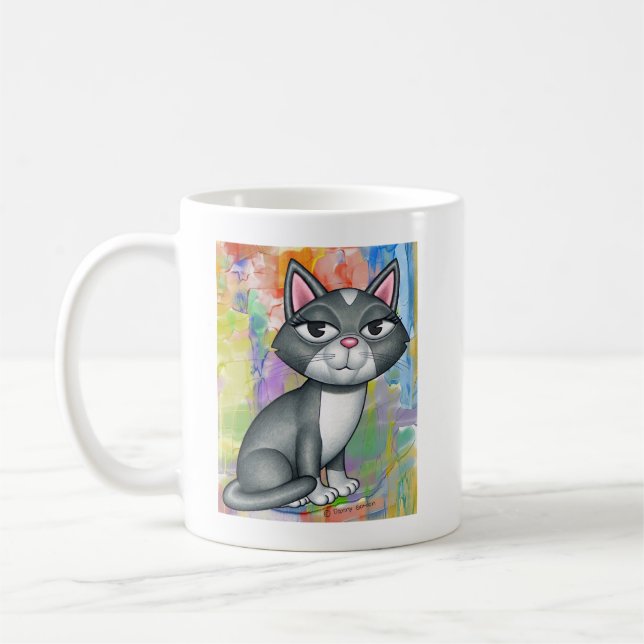 Niedliche, graue und weiße Katze mit treibender Fa Kaffeetasse (Links)
