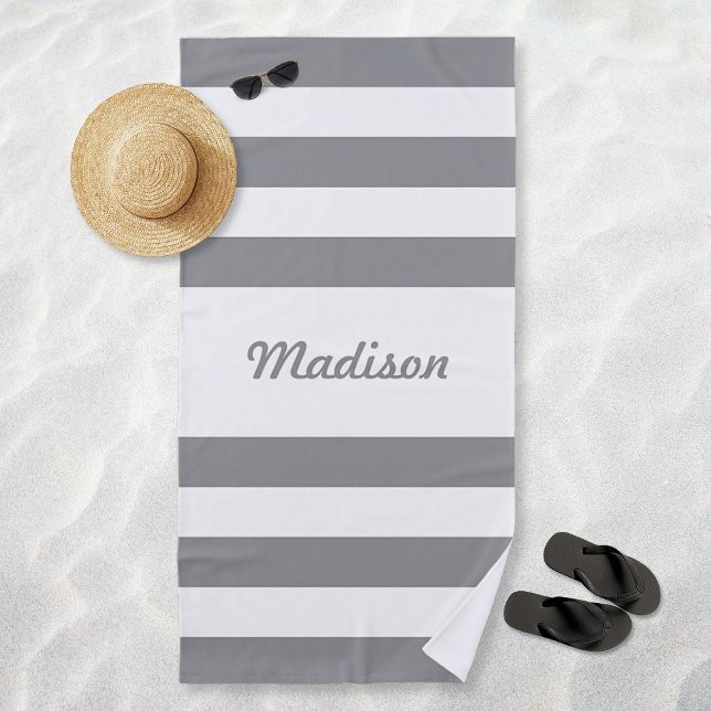 Niedliche graue und weiße Streifen Personalisiert Strandtuch (Cute Grey and White Stripes Personalized Beach Towel)