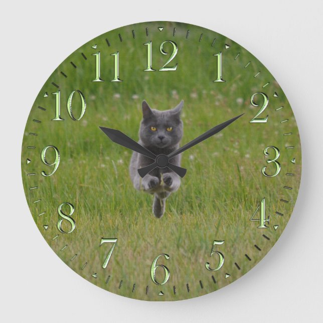 Niedliche Graukatze auf dem Grünen Gras Foto Große Wanduhr (Vorderseite)