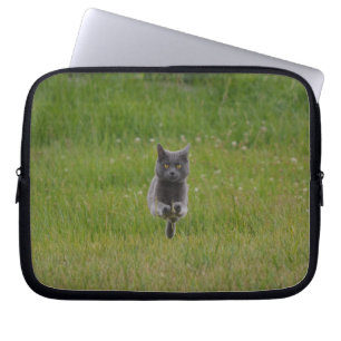 Niedliche Graukatze auf dem Grünen Gras Foto Laptopschutzhülle