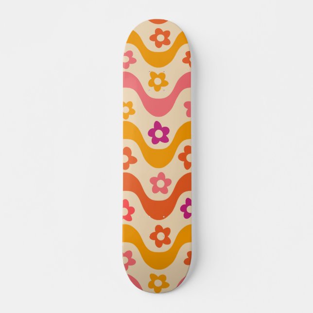 Niedliche Groovy-Blume auf Retrowellen Skateboard (Vorne)
