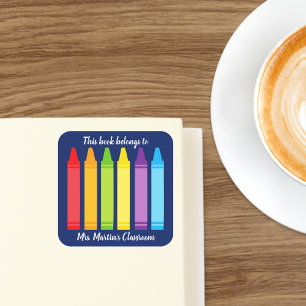 Niedliche Grundschule Dieses Buch gehört Crayon Quadratischer Aufkleber
