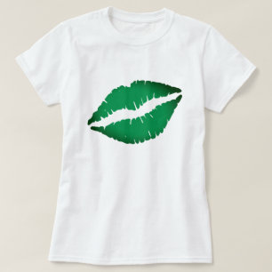 Niedliche grüne Lippen küssen mich, den ich T-Shirt