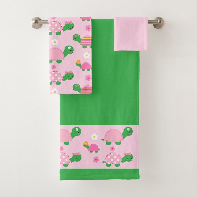 Niedliche grüne Schildkröte auf buntem Rosa Badhandtuch Set (Insitu)