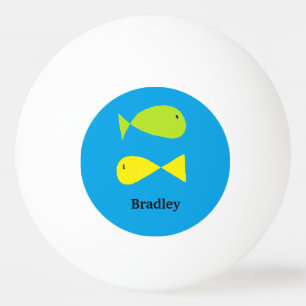 Niedliche, grüne und gelbe Fische auf blau Tischtennisball