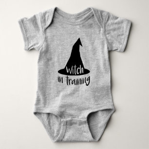 Niedliche Halloween-Hexe im Training Baby Strampler