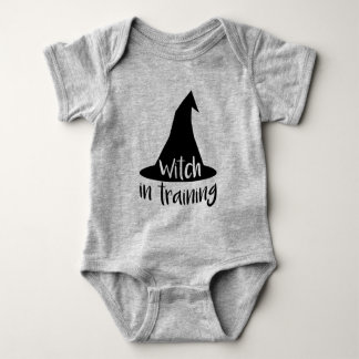 Niedliche Halloween-Hexe im Training Baby Strampler